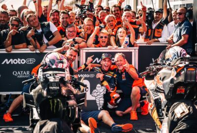 佩德罗·阿科斯塔与红牛KTM厂队成员庆祝2026年MotoGP奥地利大奖赛胜利