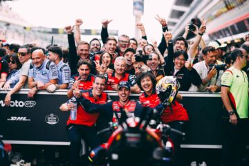 琼·米尔与本田HRC车队成员在2026年MotoGP比赛周末庆祝