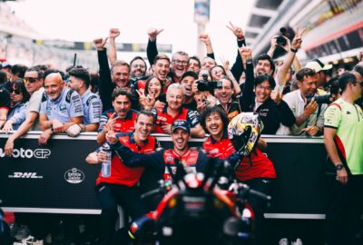 琼·米尔与本田HRC车队成员在2026年MotoGP比赛周末庆祝
