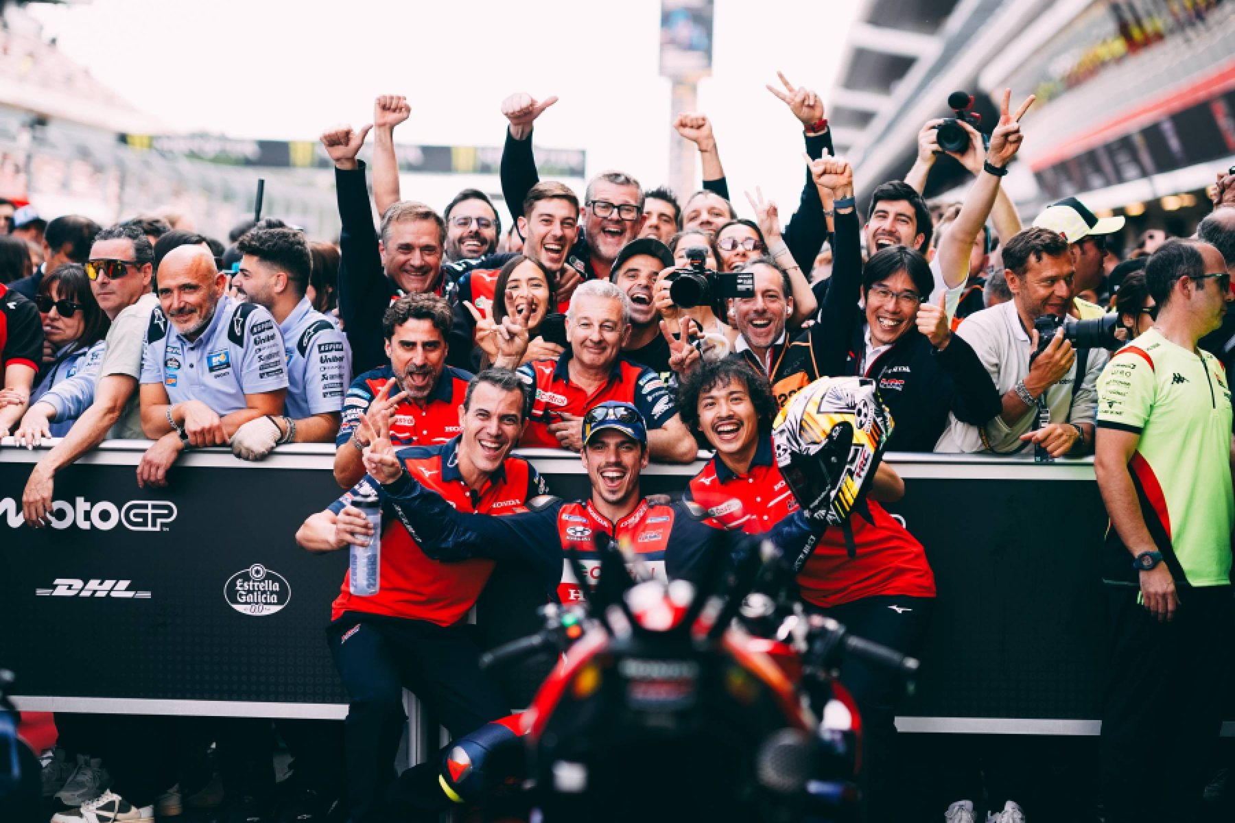 琼·米尔与本田HRC车队成员在2026年MotoGP比赛周末庆祝