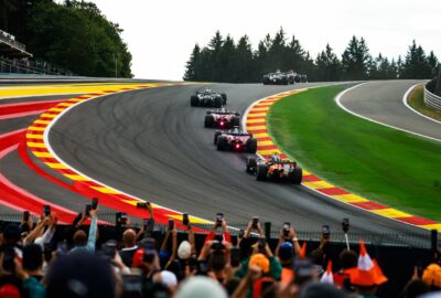 2026赛季F1赛车在大奖赛赛道上列队行驶