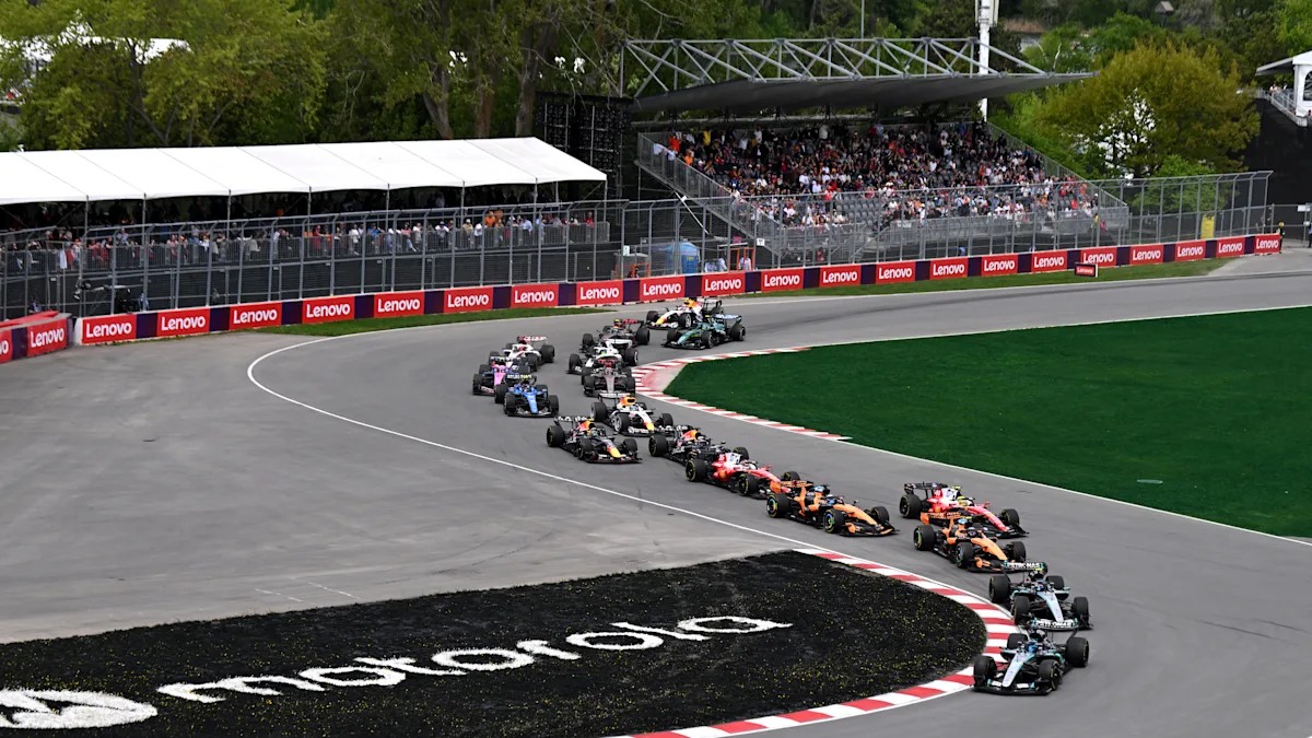 F1赛车在蒙特利尔赛道列队通过弯道