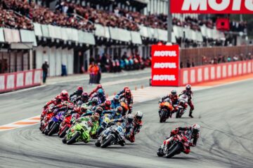 MotoGP赛车在瓦伦西亚里卡多·托尔莫赛道发车的资料图片