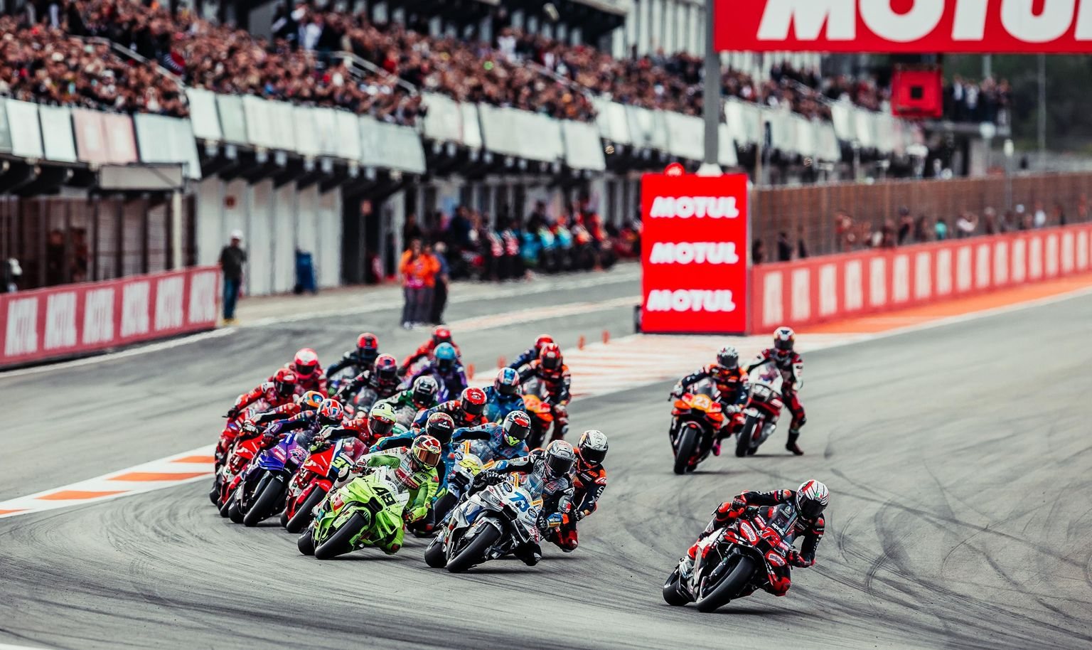 MotoGP赛车在瓦伦西亚里卡多·托尔莫赛道发车的资料图片