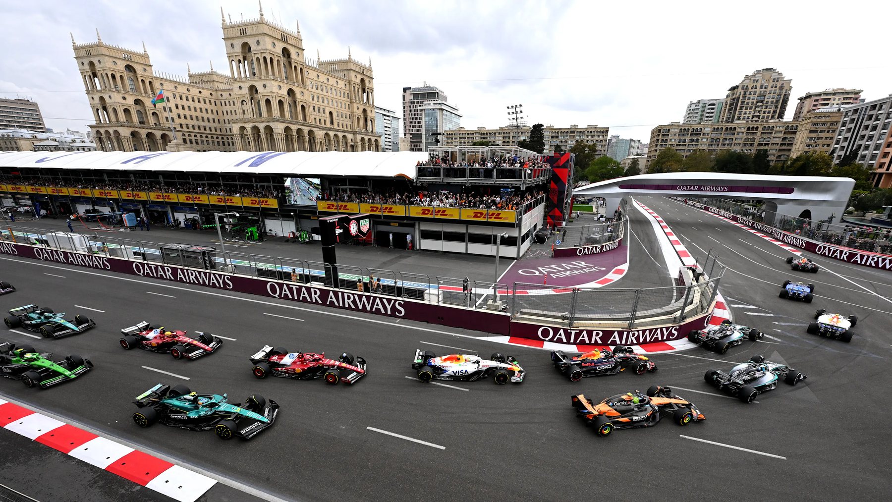 F1赛车在巴库城市赛道参加阿塞拜疆大奖赛