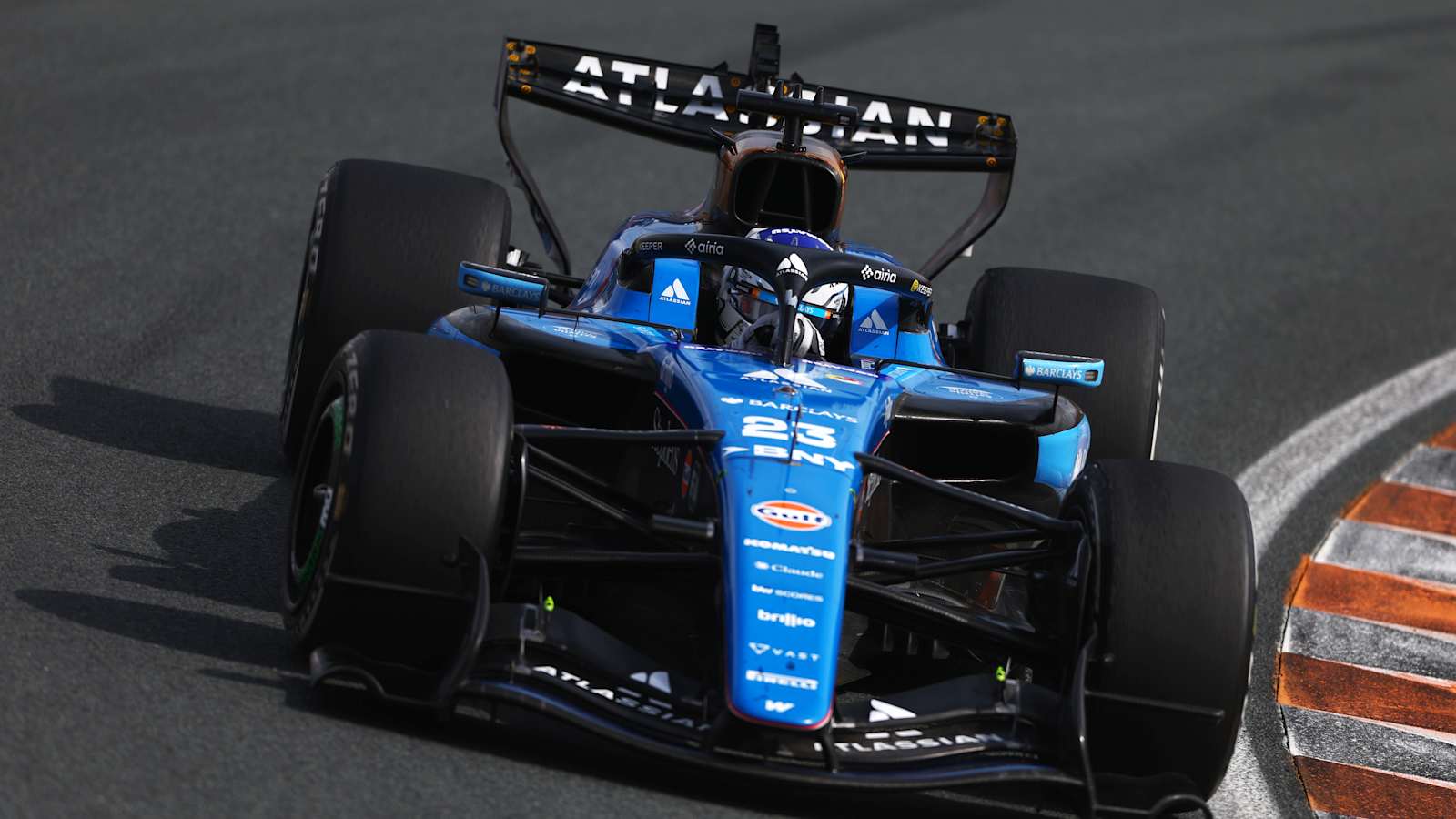 阿尔本驾驶升级前的威廉姆斯FW48参加2026年荷兰大奖赛，作为赛前资料照片