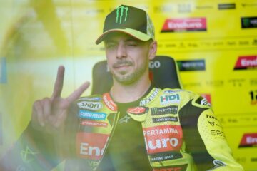 法比奥·迪詹南托尼奥身穿2026赛季VR46车队比赛服