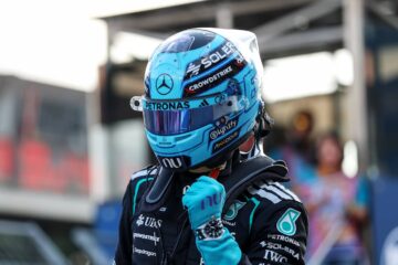 乔治·拉塞尔获得2026年阿塞拜疆大奖赛排位赛杆位后的官方照片