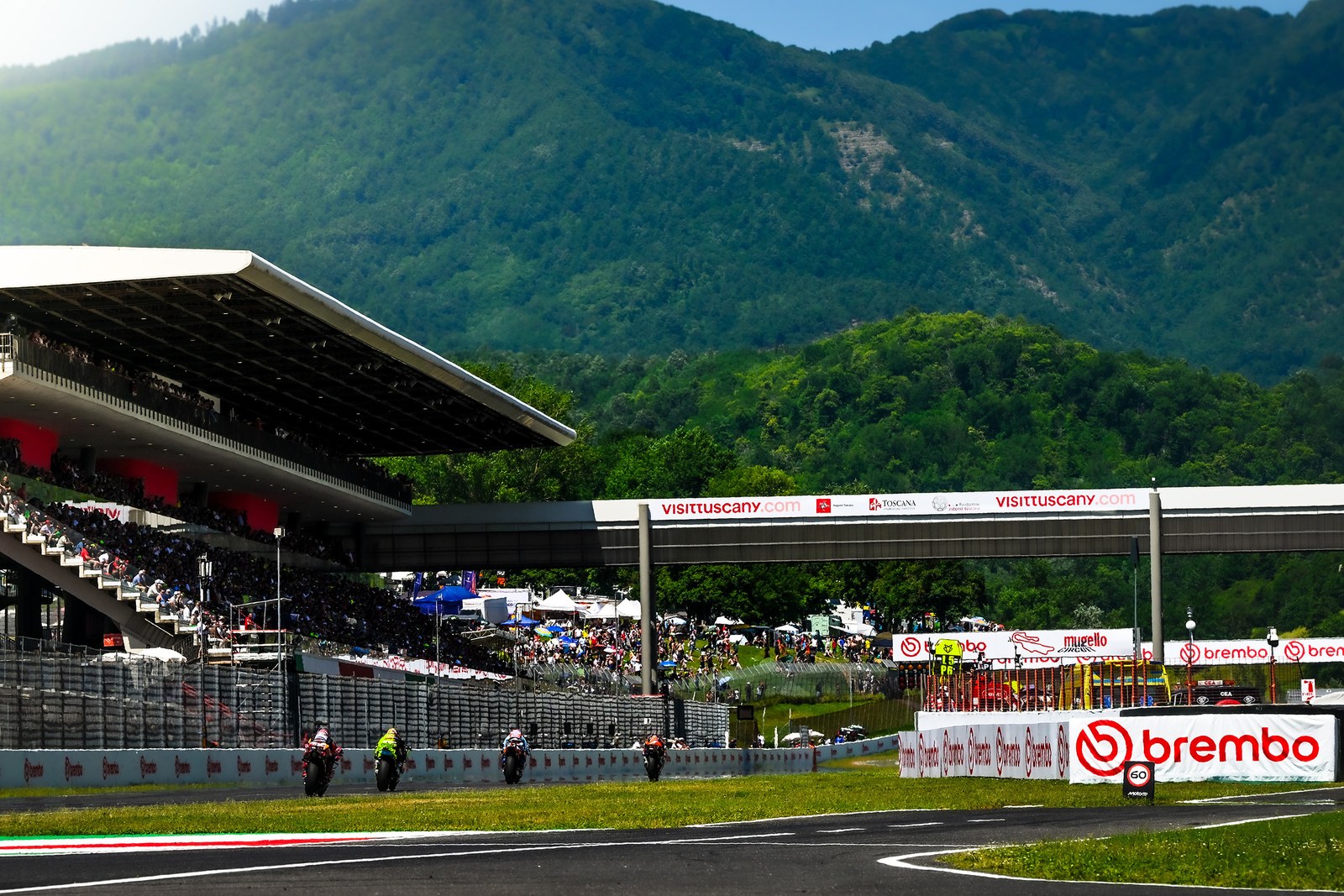 MotoGP赛车驶过意大利穆杰罗赛道，资料图