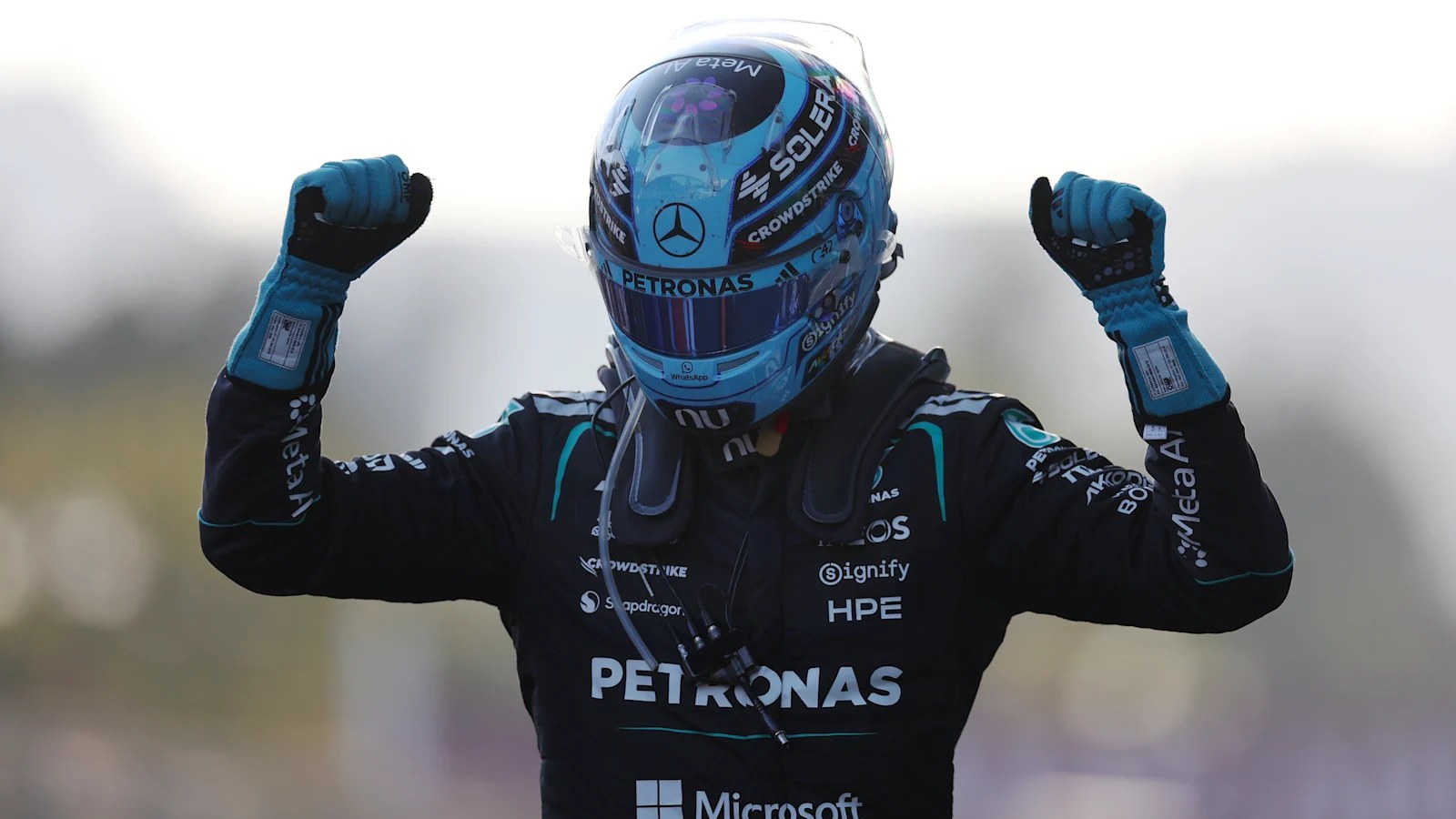乔治·拉塞尔在2026年F1阿塞拜疆大奖赛夺冠后庆祝