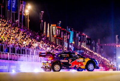2025年巴拉圭拉力赛赛事资料图，M-Sport福特赛车与现场观众；非周四测试画面