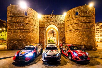 2025年WRC沙特阿拉伯拉力赛官方赛事资料图，三辆Rally1赛车停在城门前