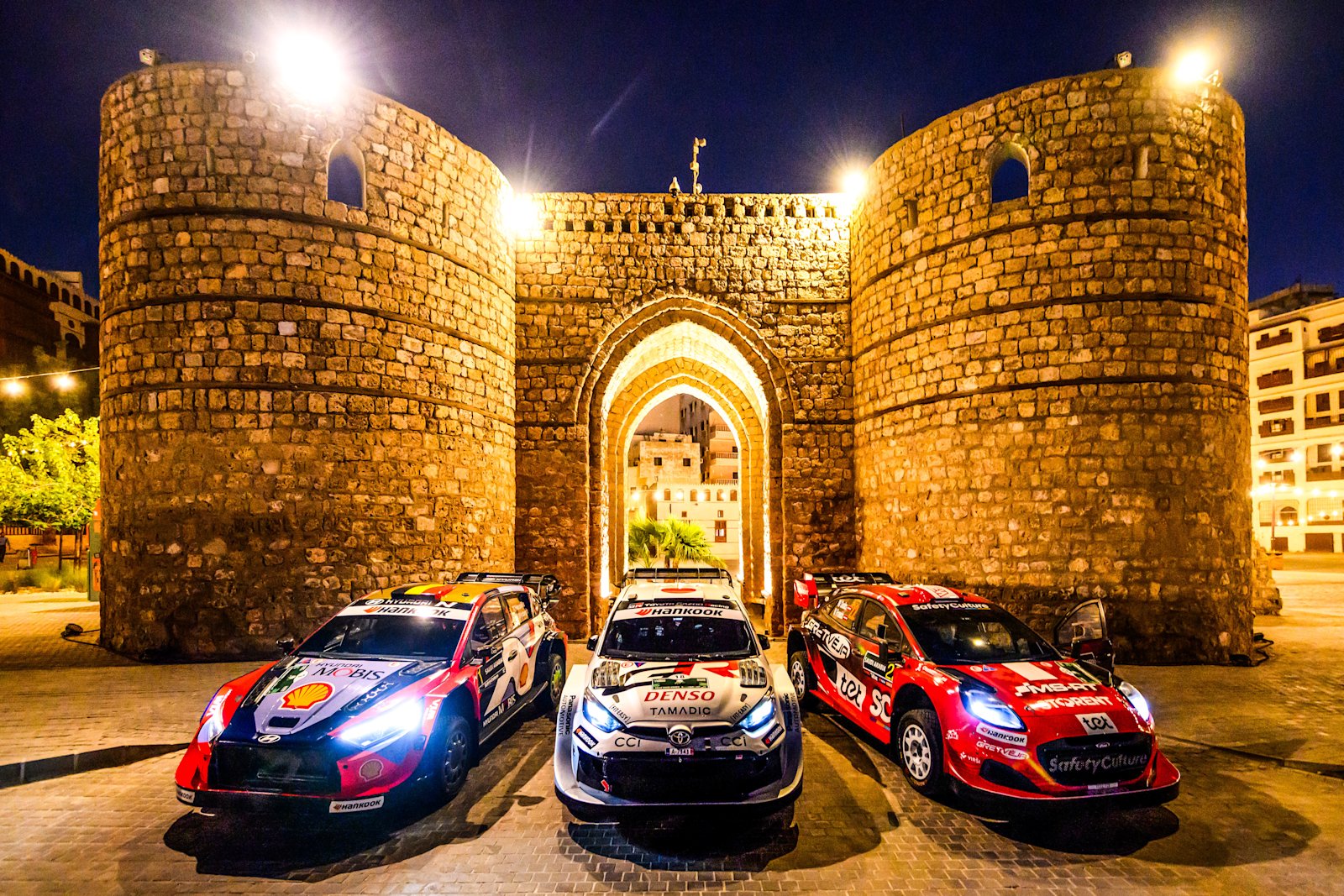 2025年WRC沙特阿拉伯拉力赛官方赛事资料图，三辆Rally1赛车停在城门前