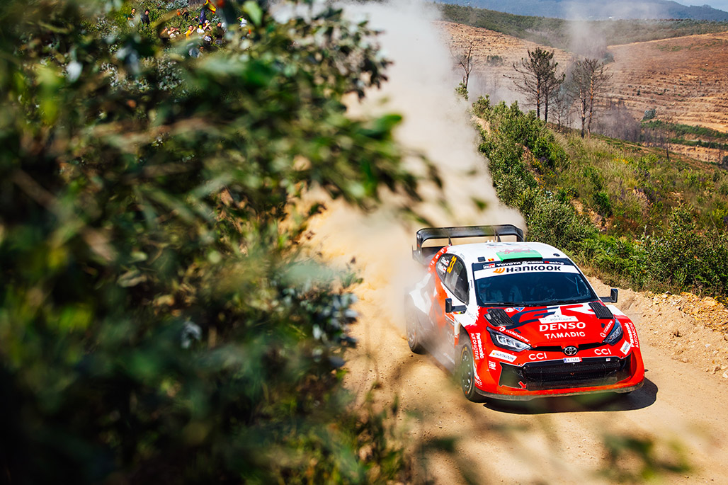 2026年WRC葡萄牙站周四赛段,埃文斯驾驶丰田Rally1赛车通过砂石路