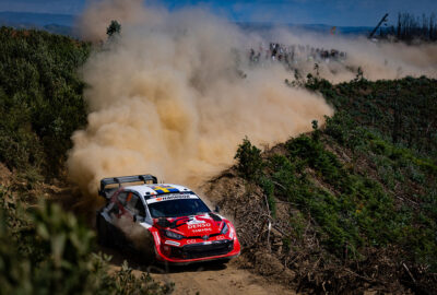 2026年WRC葡萄牙站周四赛段，索尔伯格驾驶丰田Rally1赛车通过砂石路