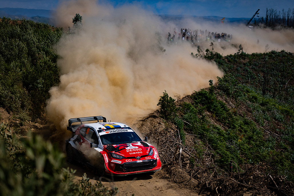 2026年WRC葡萄牙站周四赛段，索尔伯格驾驶丰田Rally1赛车通过砂石路