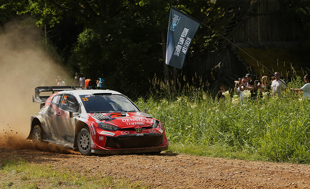 丰田GR Yaris Rally1在爱沙尼亚砂石路的赛事资料图