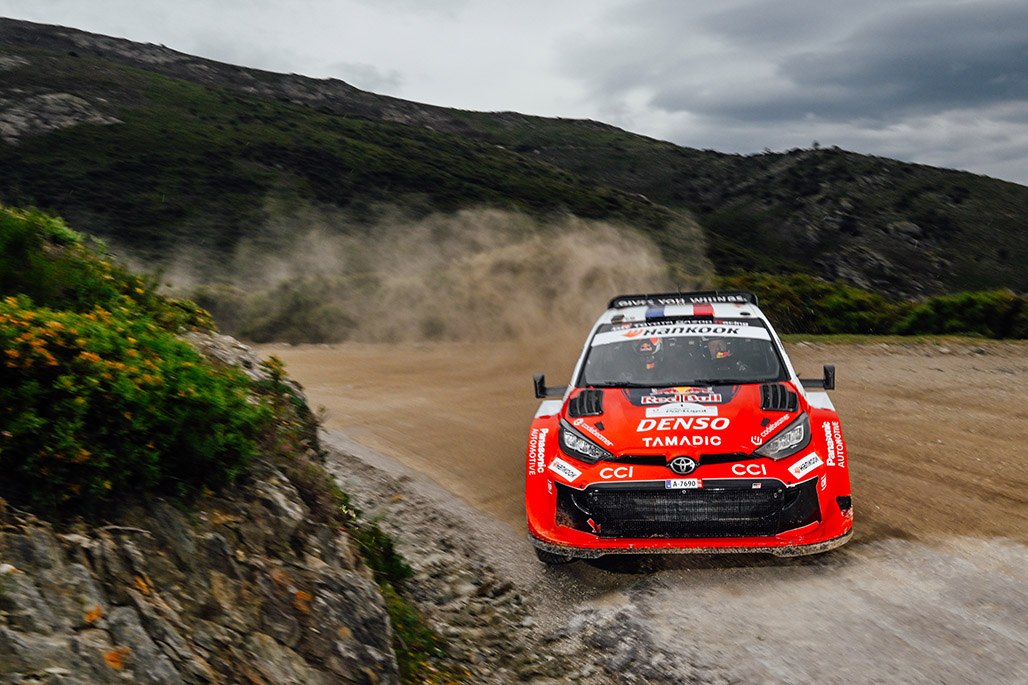 2026年葡萄牙拉力赛中，丰田GR Yaris Rally1驶过砂石路