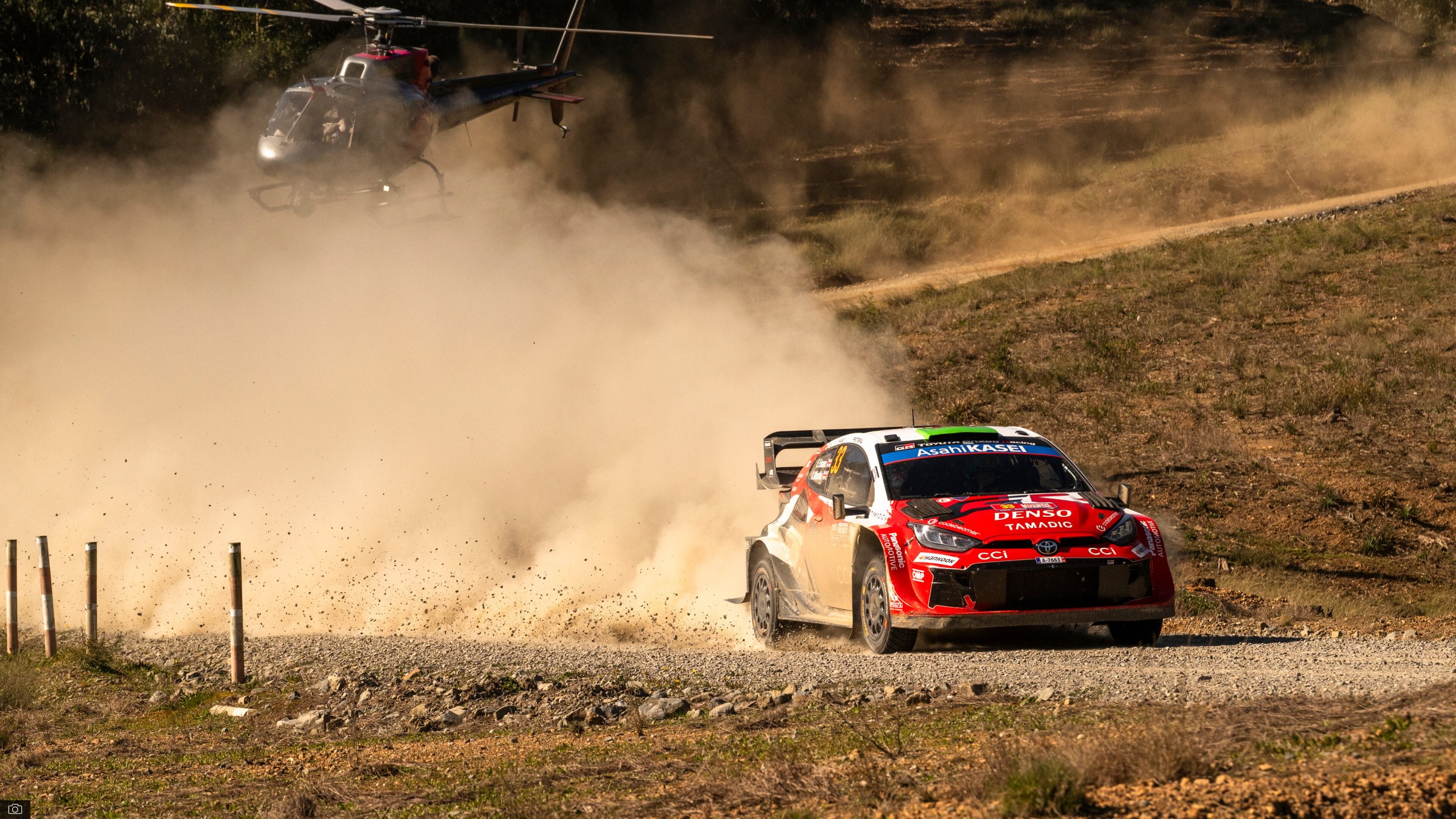 埃尔芬·埃文斯驾驶丰田GR Yaris Rally1赛车在智利拉力赛周六赛段中飞驰