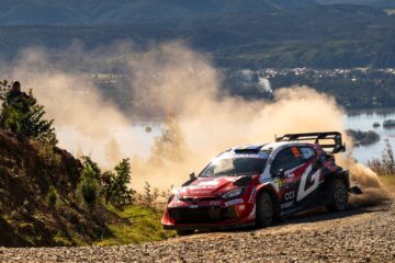 奥利弗·索尔伯格驾驶丰田GR Yaris Rally1赛车在智利拉力赛周六赛段中扬尘飞驰