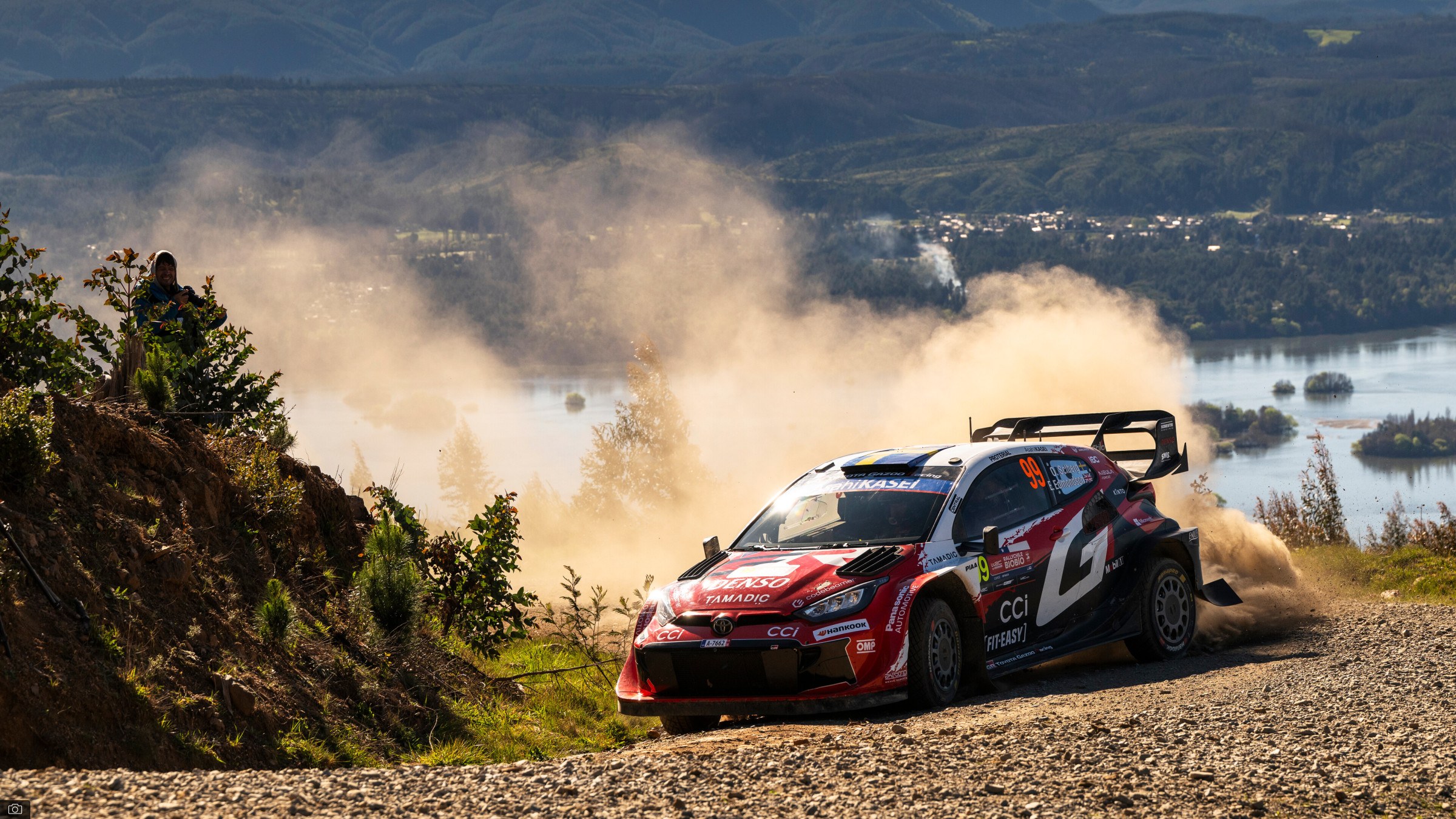 奥利弗·索尔伯格驾驶丰田GR Yaris Rally1赛车在智利拉力赛周六赛段中扬尘飞驰