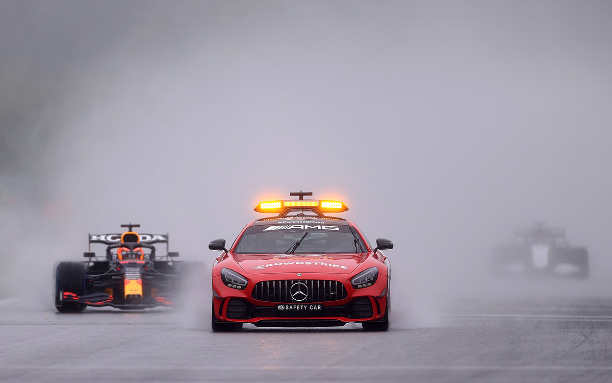 2021年F1比利时大奖赛正赛，安全车领跑下开始的编队圈