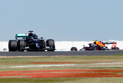 2020年F1 70周年大奖赛一练，行驶在银石赛道的梅赛德斯与红牛-本田