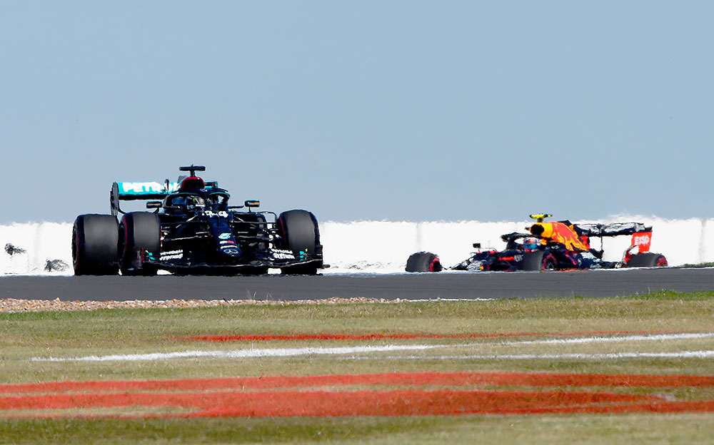 2020年F1 70周年大奖赛一练，行驶在银石赛道的梅赛德斯与红牛-本田