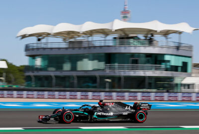 2020年F1 70周年大奖赛二练，行驶在银石赛道的梅赛德斯赛车