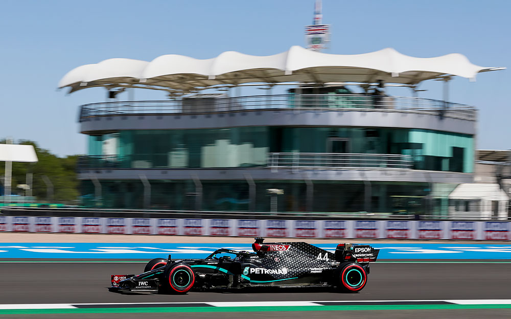 2020年F1 70周年大奖赛二练，行驶在银石赛道的梅赛德斯赛车