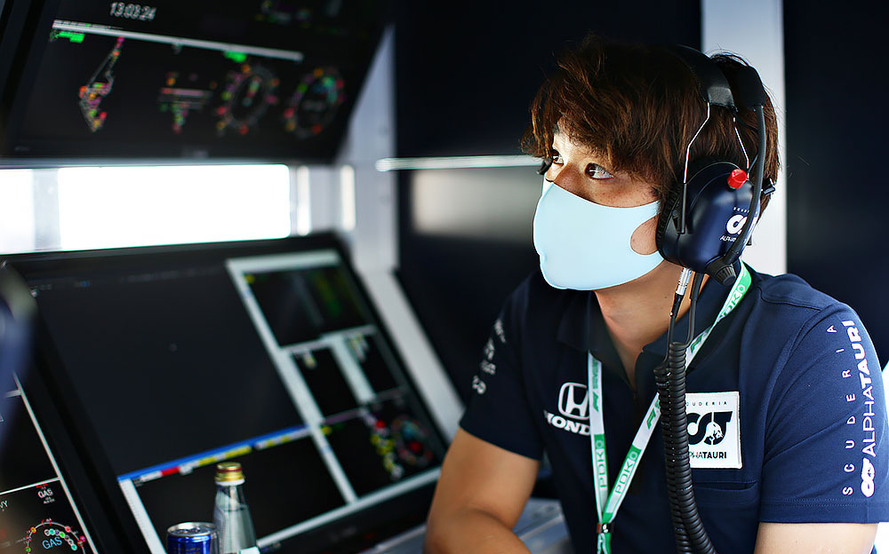 2020年F1阿布扎比大奖赛一练,坐在红牛二队-本田维修墙上的佐藤万璃音