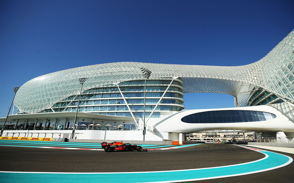 2020年F1阿布扎比大奖赛一练，白天行驶在亚斯码头赛道的红牛-本田车手亚历山大·阿尔本