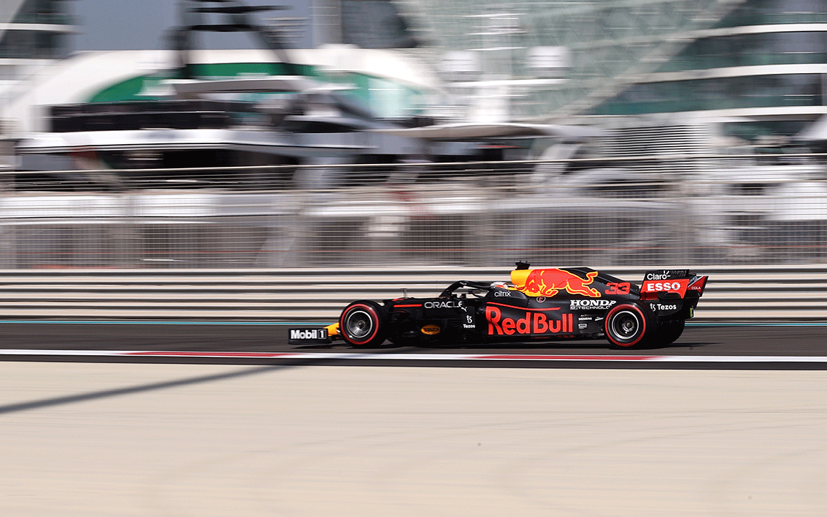 2021年F1阿布扎比大奖赛一练,行驶在刚完成改建的亚斯码头赛道的红牛车手维斯塔潘