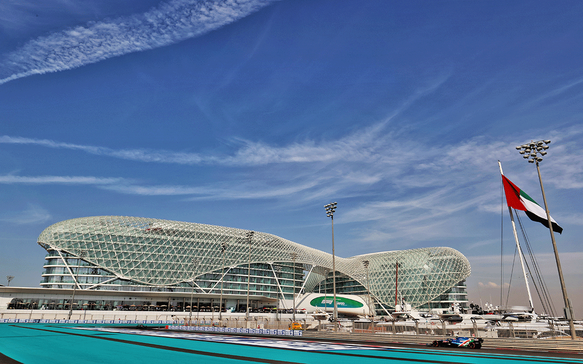 2021年F1阿布扎比大奖赛一练，晴空下的亚斯码头赛道