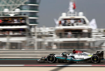 2022年F1阿布扎比大奖赛一练，汉密尔顿驾驶梅赛德斯在亚斯码头赛道行驶