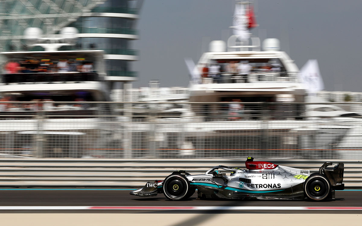 2022年F1阿布扎比大奖赛一练，汉密尔顿驾驶梅赛德斯在亚斯码头赛道行驶