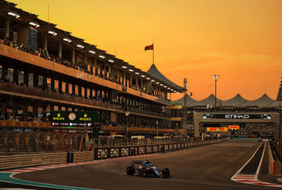 2021年F1阿布扎比大奖赛二练，费尔南多·阿隆索驾驶阿尔派在暮色中的亚斯码头赛道行驶