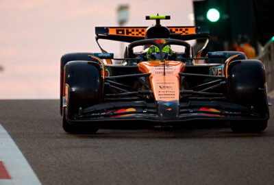 2025年F1阿布扎比大奖赛二练，诺里斯驾驶迈凯伦驶向维修区通道出口
