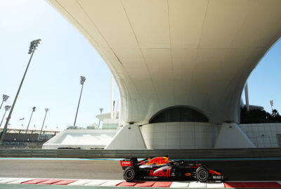 2020年F1阿布扎比大奖赛三练，行驶在亚斯码头赛道的红牛-本田RB16