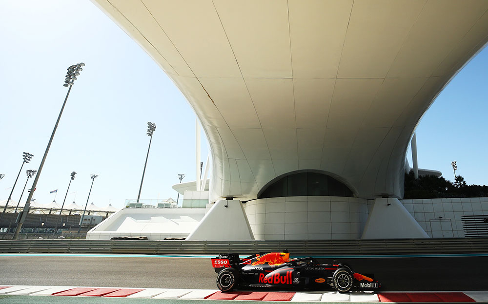 2020年F1阿布扎比大奖赛三练，行驶在亚斯码头赛道的红牛-本田RB16