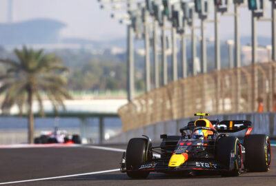 2022年F1阿布扎比大奖赛三练，佩雷兹驾驶红牛在亚斯码头赛道行驶
