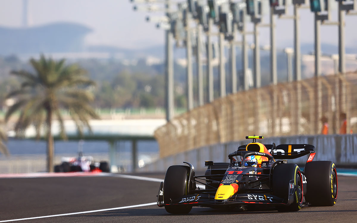 2022年F1阿布扎比大奖赛三练，佩雷兹驾驶红牛在亚斯码头赛道行驶