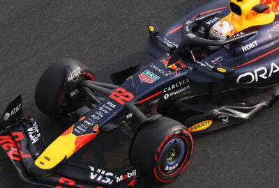 2025年F1阿布扎比大奖赛三练，角田裕毅驾驶红牛RB21在亚斯码头赛道行驶