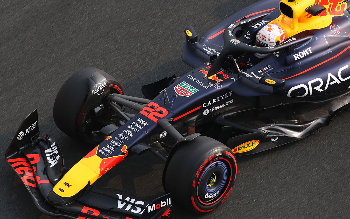 2025年F1阿布扎比大奖赛三练，角田裕毅驾驶红牛RB21在亚斯码头赛道行驶