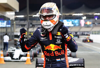 2020年F1阿布扎比大奖赛排位赛，夺得本赛季首个杆位后在维修区握拳庆祝的红牛-本田车手马克斯·维斯塔潘