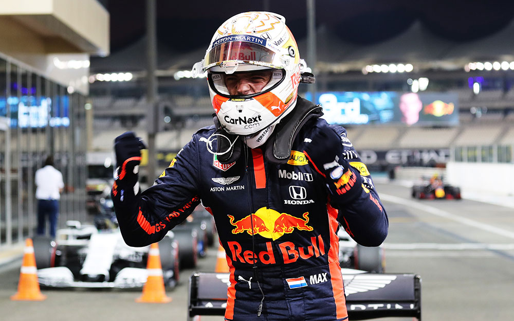 2020年F1阿布扎比大奖赛排位赛，夺得本赛季首个杆位后在维修区握拳庆祝的红牛-本田车手马克斯·维斯塔潘