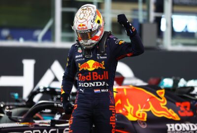 2021年F1阿布扎比大奖赛排位赛，夺得赛季第十个杆位后握拳庆祝的红牛车手维斯塔潘