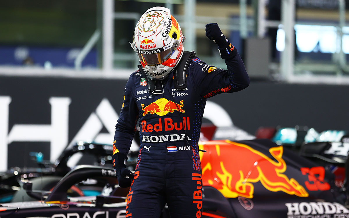 2021年F1阿布扎比大奖赛排位赛，夺得赛季第十个杆位后握拳庆祝的红牛车手维斯塔潘