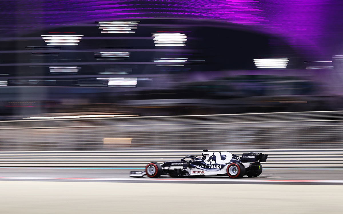 2021年F1阿布扎比大奖赛排位赛，行驶在亚斯码头赛道的红牛二队车手角田裕毅