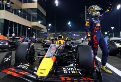 2022年F1阿布扎比大奖赛排位赛，夺得杆位后向车迷致意的维斯塔潘（红牛）